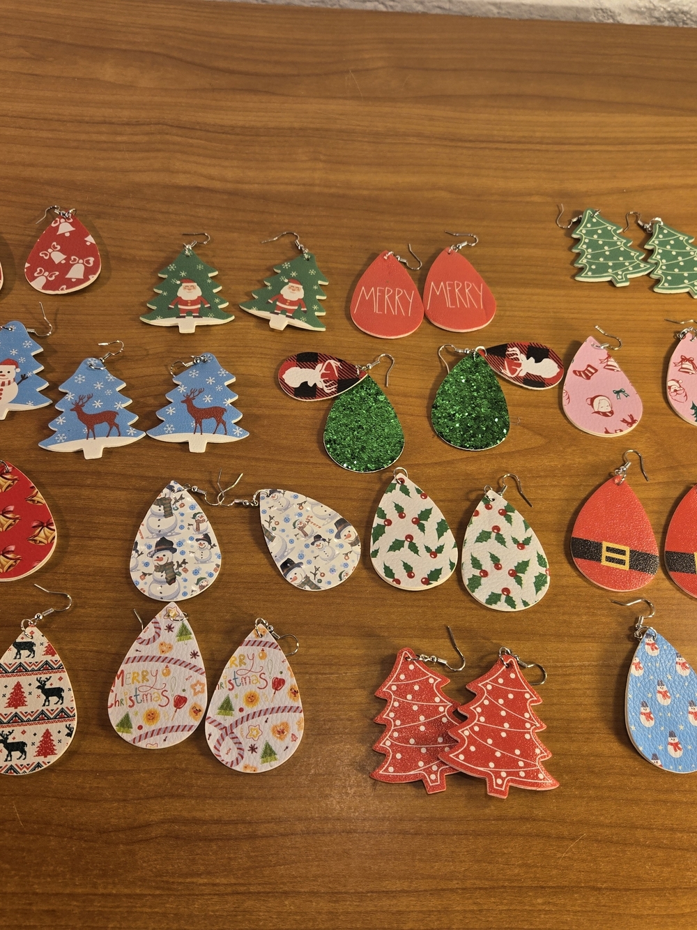 16 Pair Christmas Holiday Earrings Lot Santa Trees Snowmen Reindeer Dangle